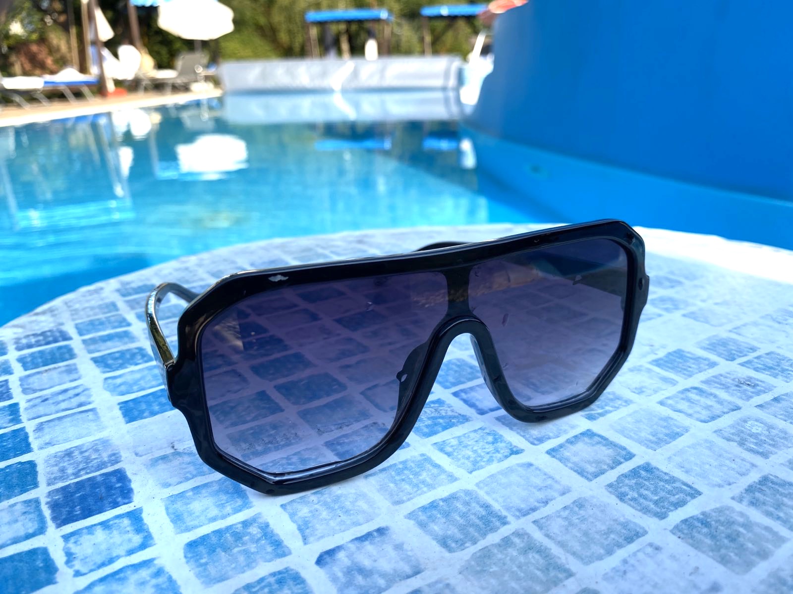 Amarilla fekete unisex kocka napszemüveg